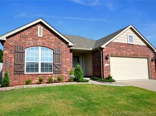 5129 Skylane Dr, Sand Springs, OK 74063