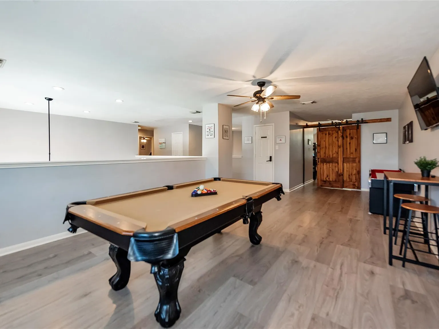 7 bed, 3.5 bath, 4600 sqft, $7,800 — Photo 2