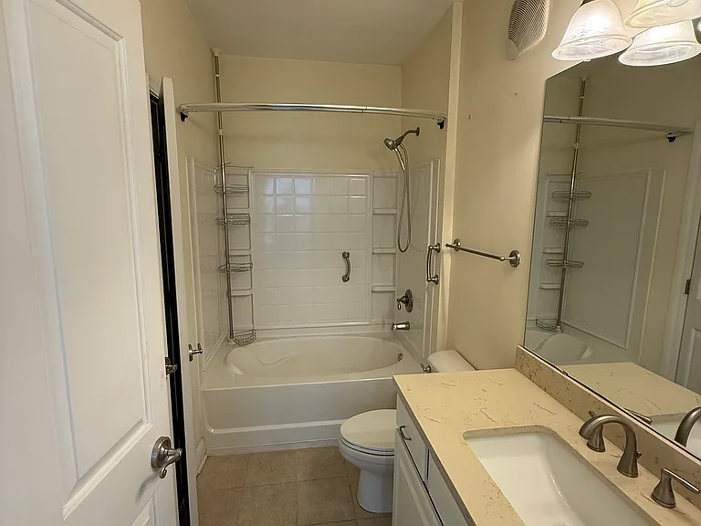 2244 Ashley Crossing Dr #424 — Photo 7