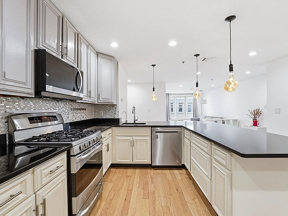 4th image of 544 28th St APT 202
