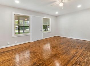 418 S Shanks St, Clute, TX 77531
