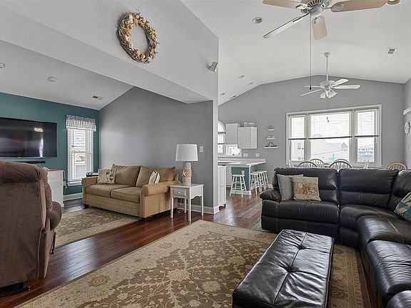 2nd image of 101 68th St E #Sea