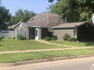 1207 W 1st St, Abilene, KS 67410