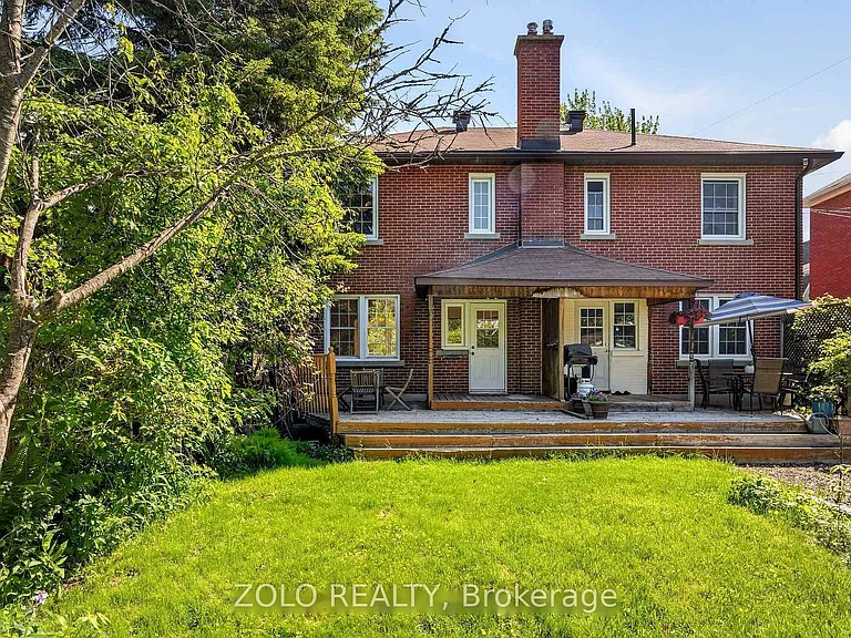 392 Piccadilly Ave N — Photo 40