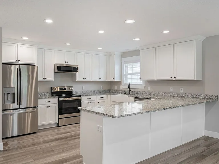 1120 N Clay Ave — Photo 6