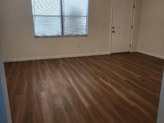 Big living room with new ceiling fan w/ 4 light bulbs.