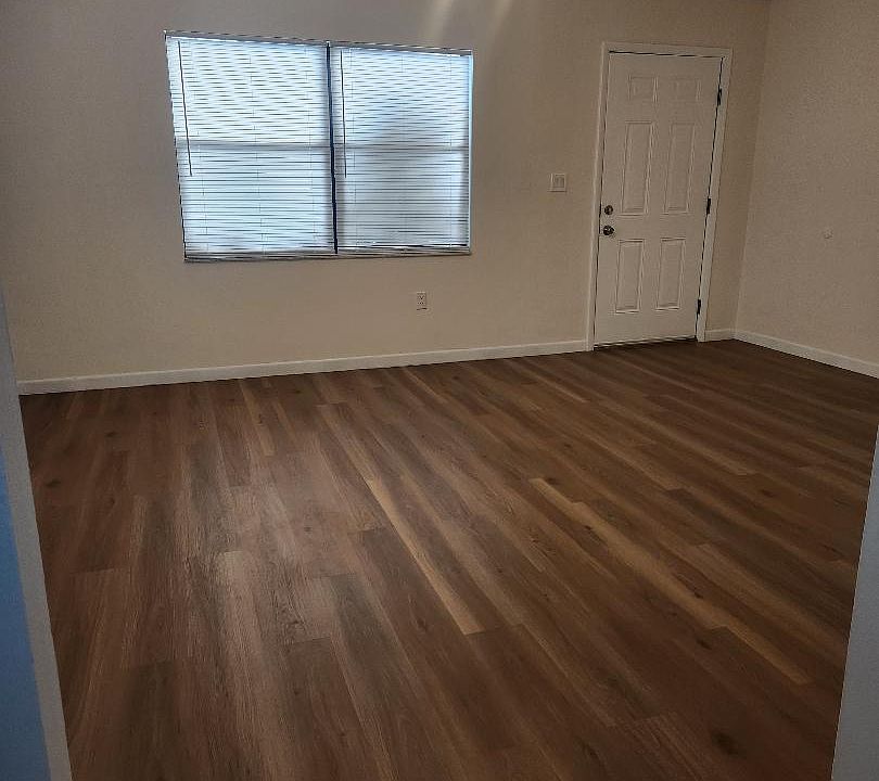 Big living room with new ceiling fan w/ 4 light bulbs.