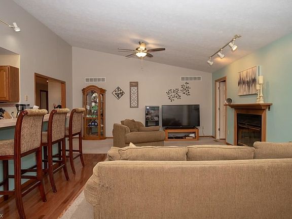 3rd image of 10411 Meadowhurst Ln