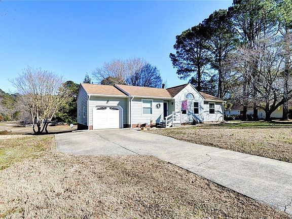 3rd image of 104 Mirror Lake Dr