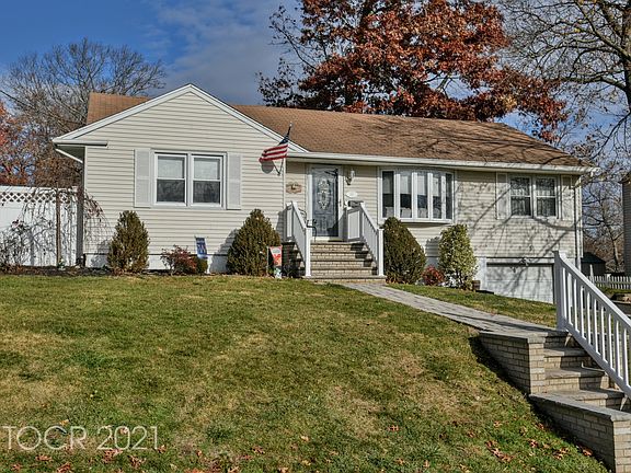 3rd image of 131 Manhattan Ave