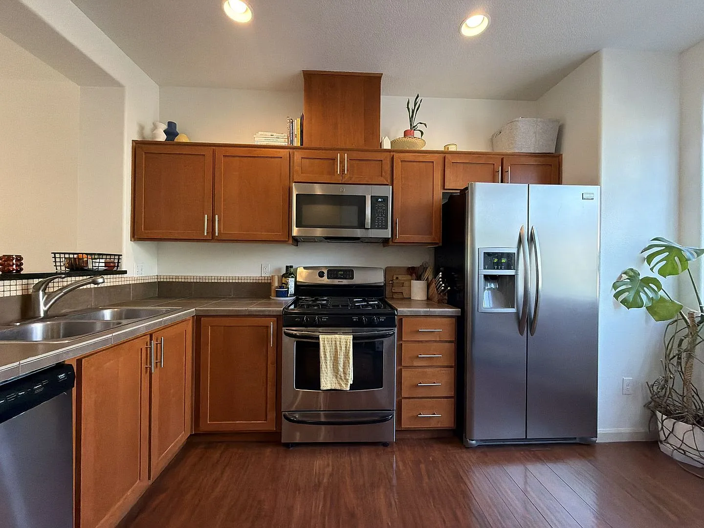 Hillsboro 2 Bedroom Townhouse with Stainless Steel Kitchen, Gas Range, Attached Garage & Private ... — Photo 4