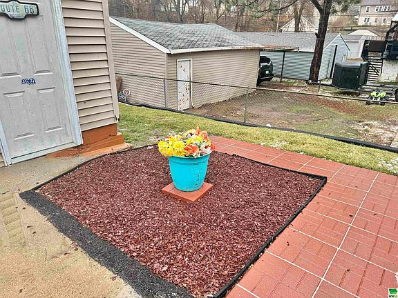 4th image of 819 27th St