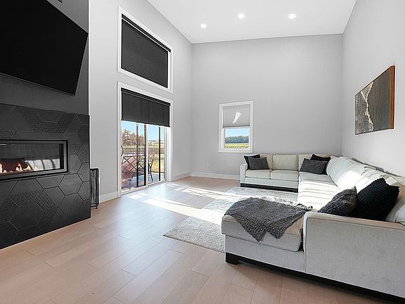 2nd image of 752 Yale Farm Rd