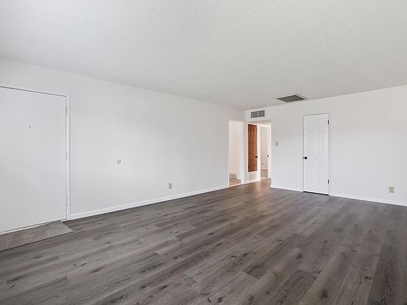 4th image of 807 E Kaweah Ave