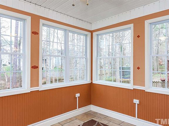 4th image of 302 Acorn Hill Ln