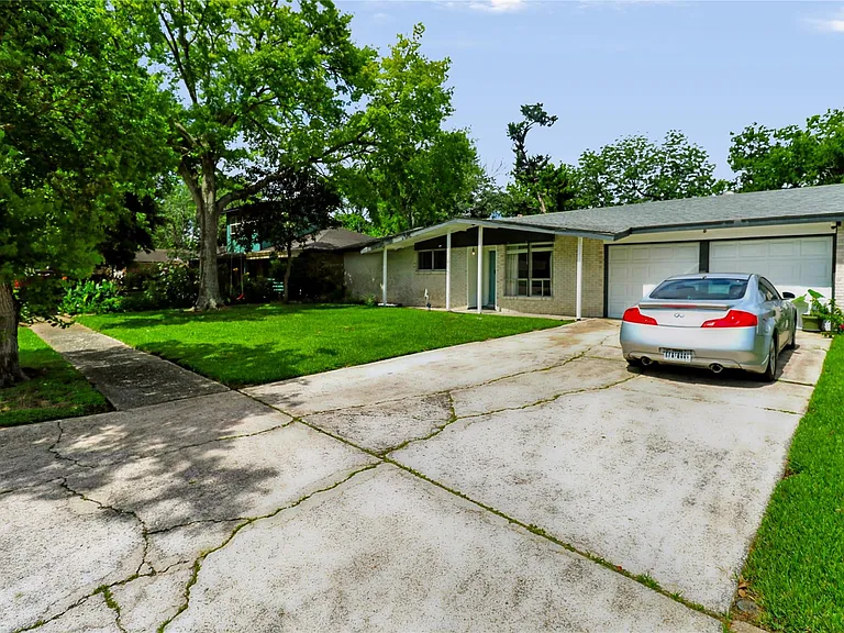 11930 Ashcroft Dr — Photo 2