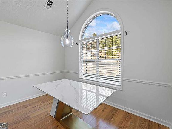 4th image of 367 Ayelsbury Ct