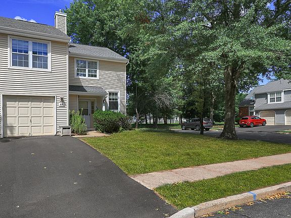 3rd image of 44 Whitby Cir