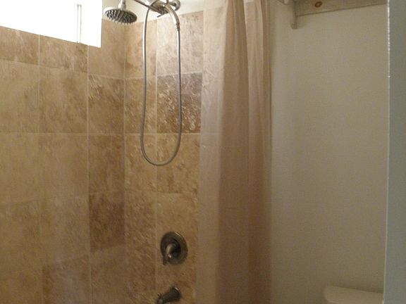 Primary en-Suite bath w/ separate vanity area