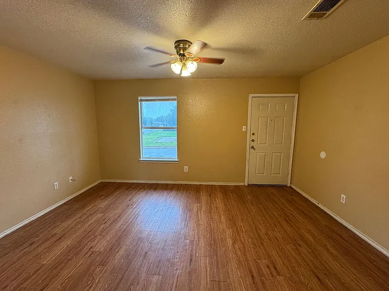 1603 Cedarhill Dr — Photo 3