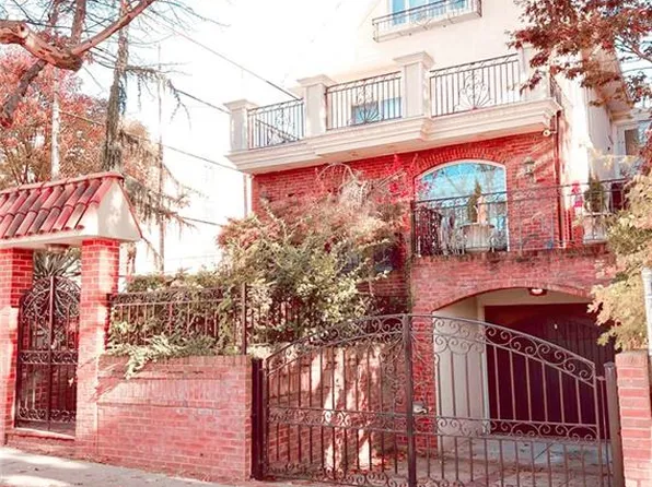 955 74th St, Brooklyn, NY 11228