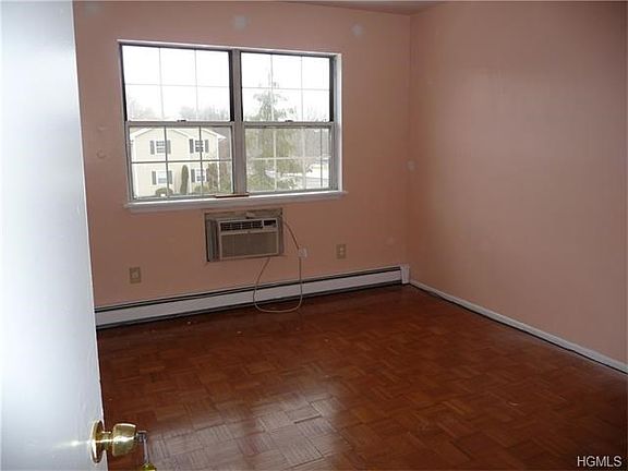 5th image of 16 Hillside Vlg #C