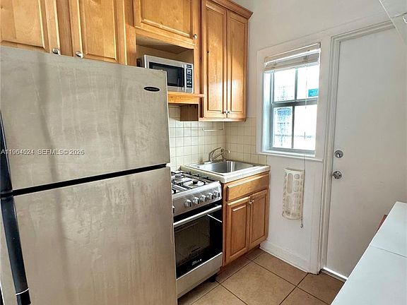 3rd image of 1561 Lenox Ave APT 6