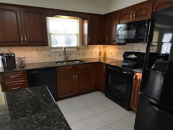 5th image of 110 Shady Oak Dr