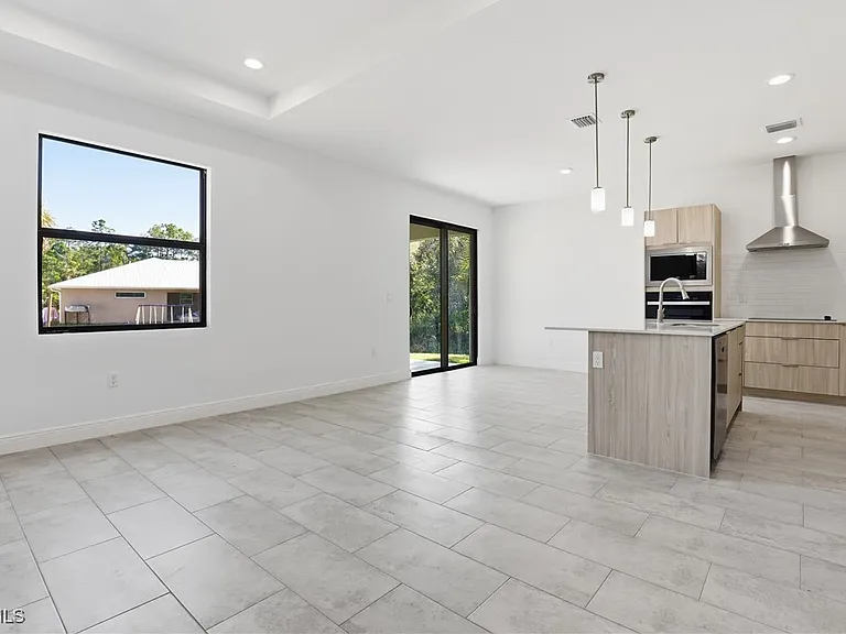 1087 Rugby Ln — Photo 4