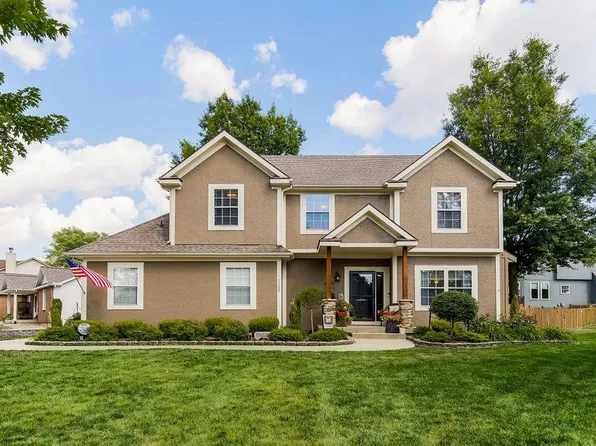 1105 N 2nd St E, Louisburg, KS 66053