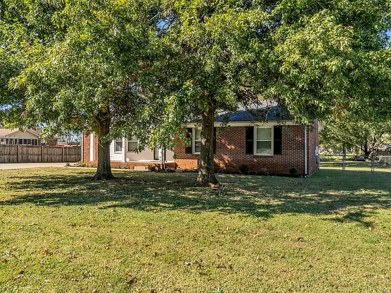 3811 Acorn Ave — Photo 2