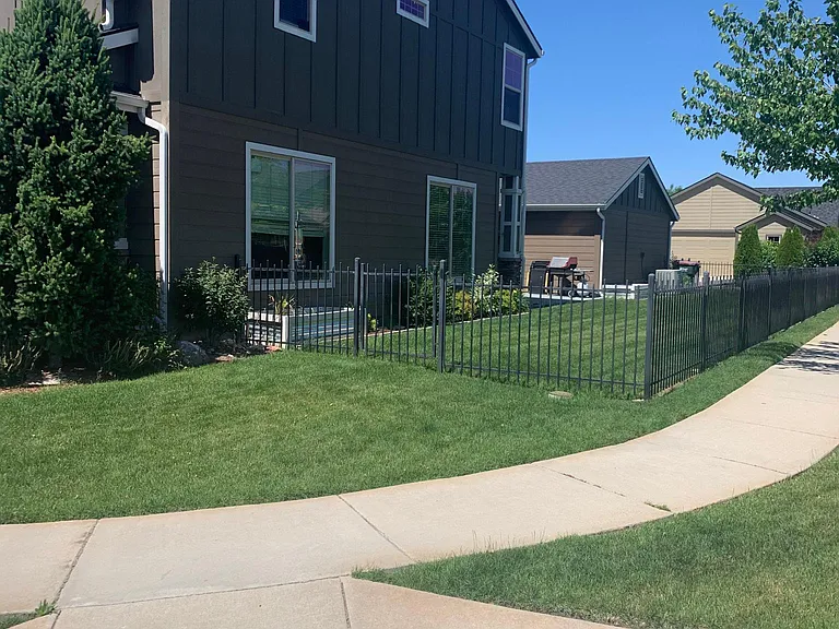 406 W Peck St — Photo 3