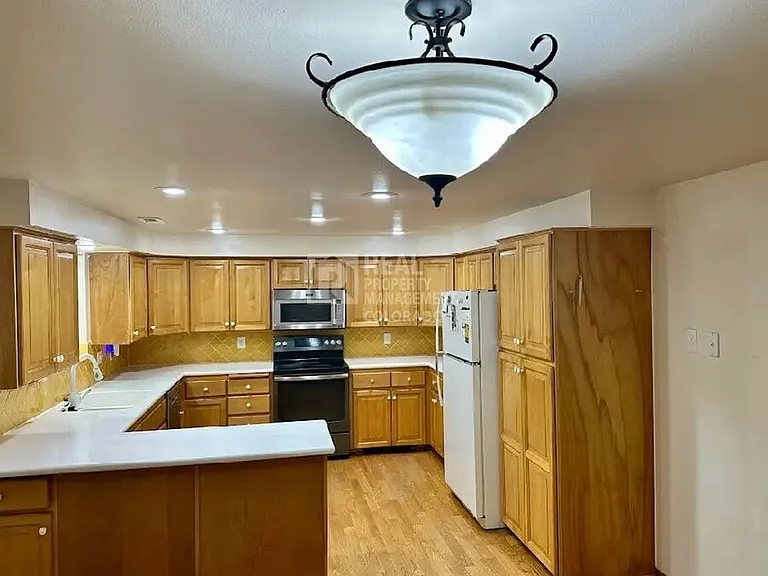 2628 Glendevey Dr — Photo 5