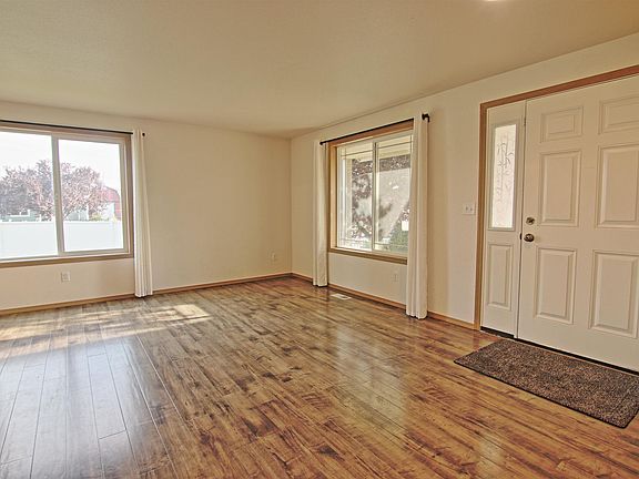 3rd image of 4003 Dartmoor Ln
