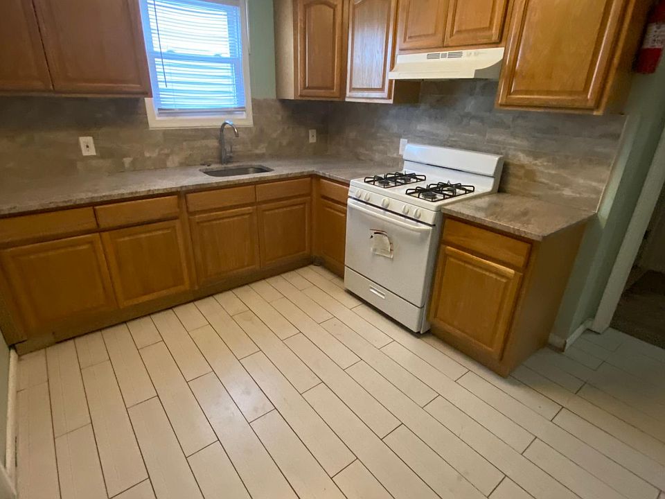 1st image of 164 12th Ave #2