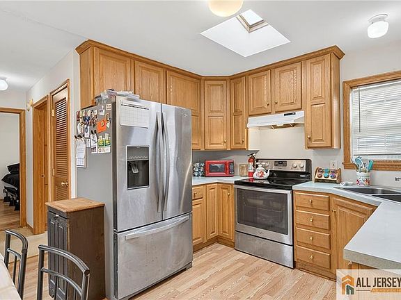 5th image of 4 Jessie Ln