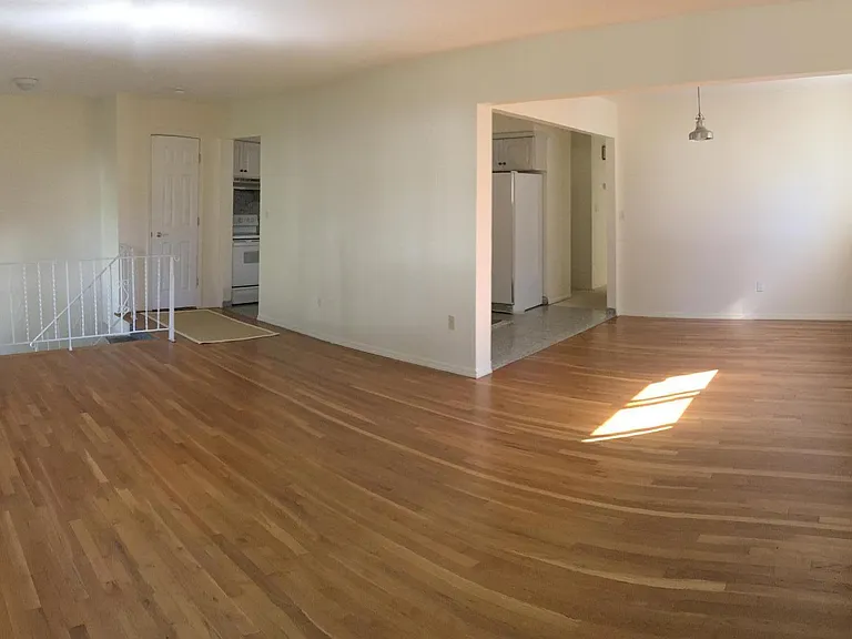Maple St — Photo 1