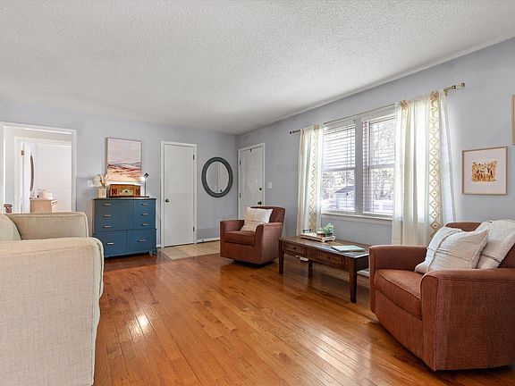 5th image of 1837 S Prairie Cir