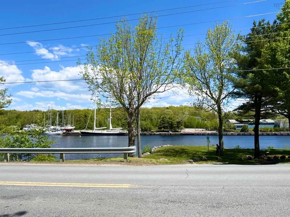 8 Pine St, Bridgewater, NS B4V 1X5