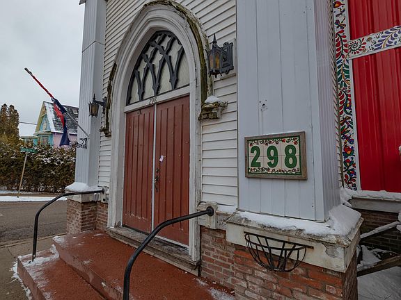 3rd image of 298 Granville St E