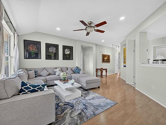 5th image of 1006 Clear Lake Ln