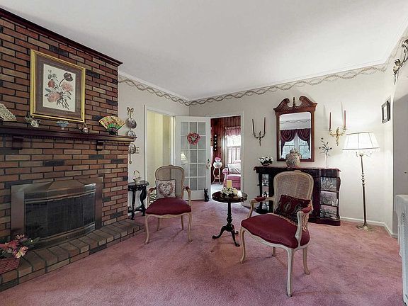 3rd image of 85 Pine St