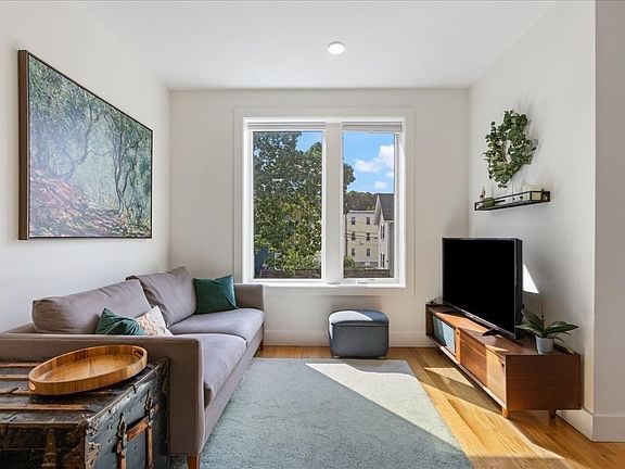 5th image of 38 Colonial Ave #2