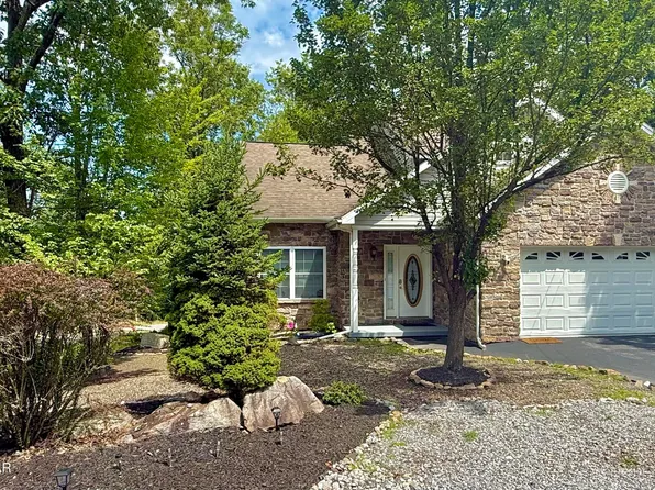 231 Country Club Dr, Hazleton, PA 18202