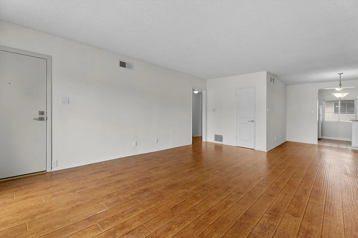 2 bed, 900 sqft, $2,595 — Photo 4