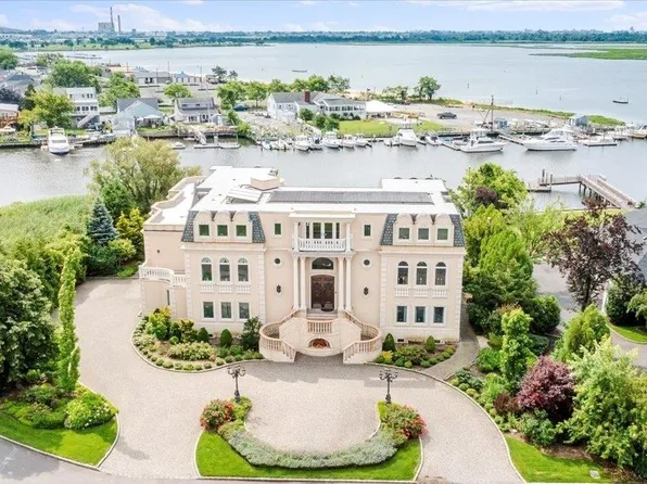 55 Thixton Drive, Hewlett Harbor, NY 11557