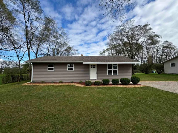 N3080 Lawson Dr, Waupaca, WI 54981