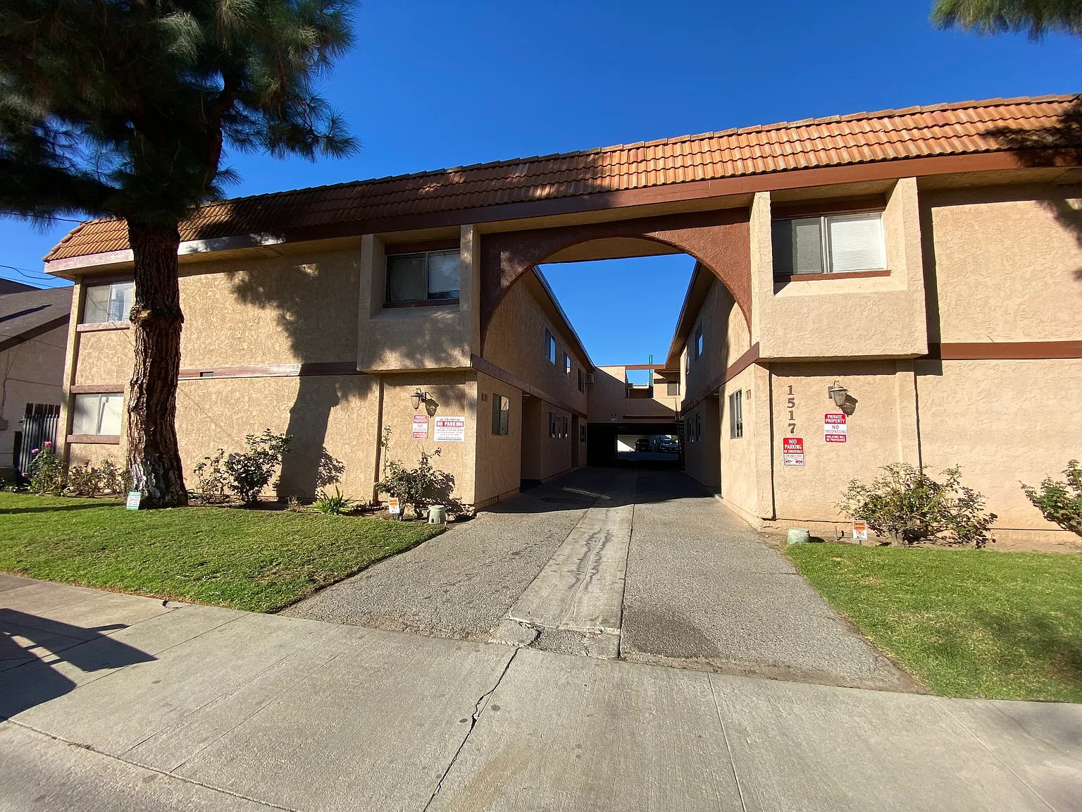 1517 Acacia — Photo 2