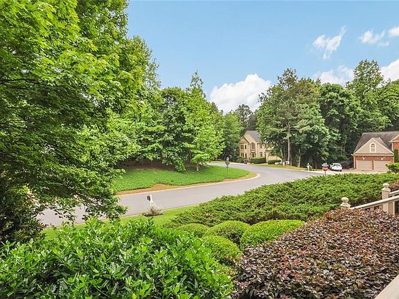 5th image of 785 Woodrow Dr