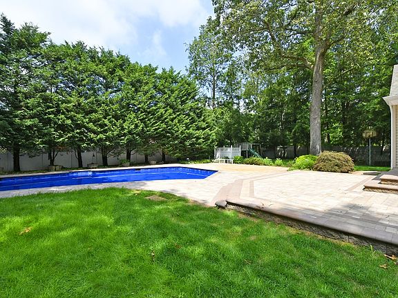 4th image of 13 Timberline Dr